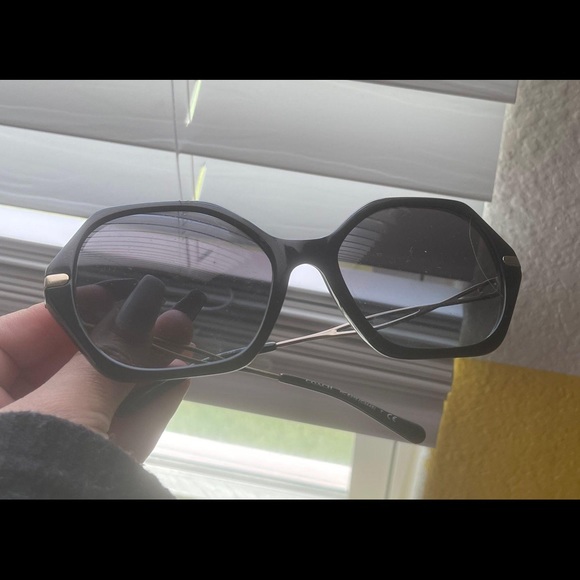 I am selling these Coach sunglasses only wore once - Picture 3 of 3